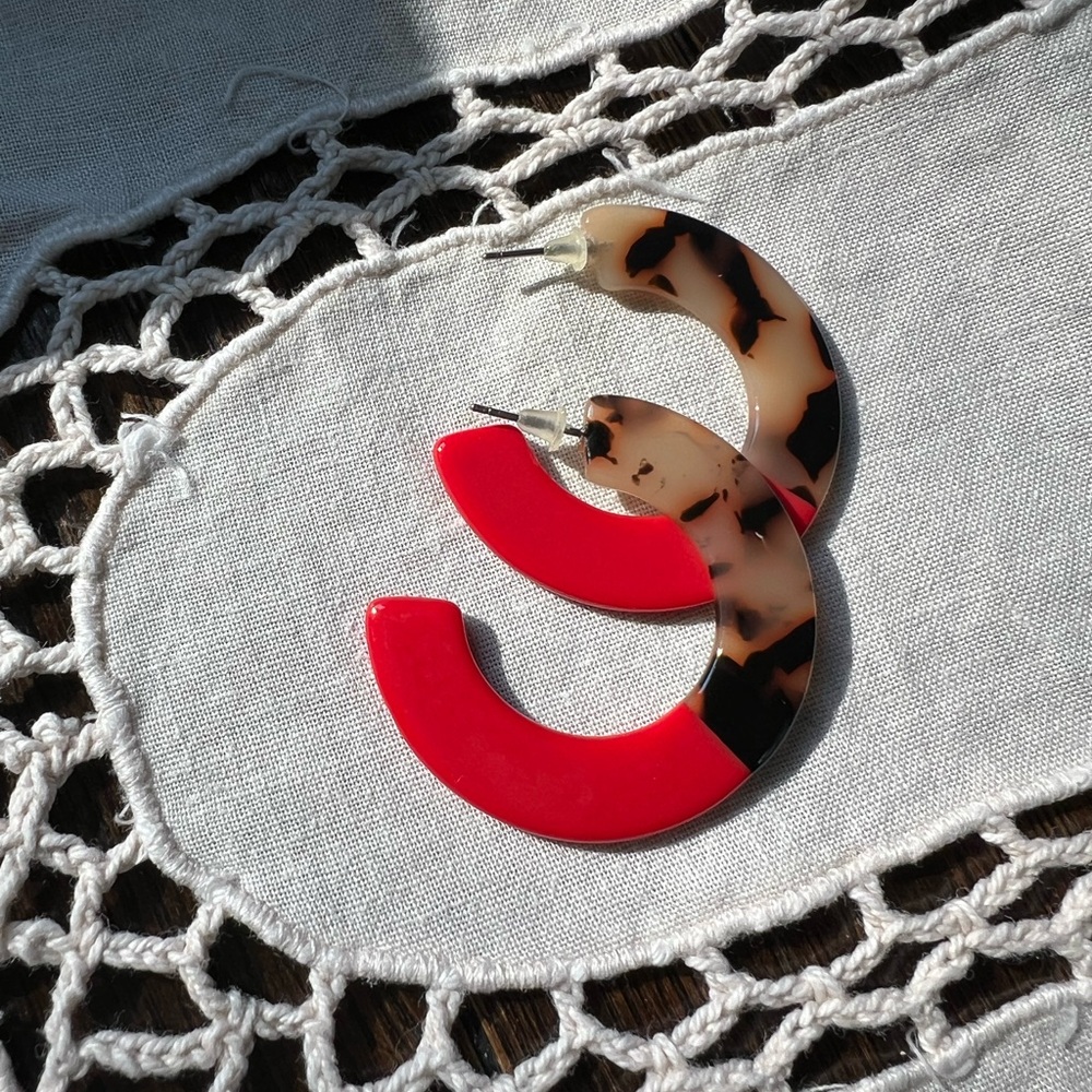 Hoop earrings -tortoise shell and red